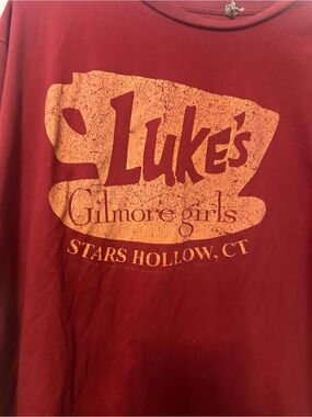 “Luke's”  Diner Coffee Logo
Gilmore Girls Wine-Red Graphic Short Sleeve Tee